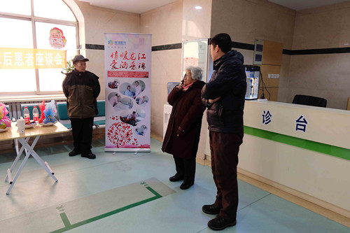 【爱要陪伴】 圣诞节普瑞眼科送给白内障患者需要的关爱