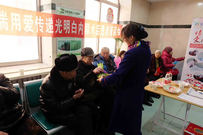 【爱要陪伴】 圣诞节普瑞眼科送给白内障患者需要的关爱